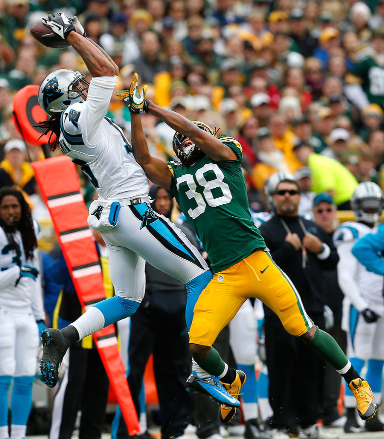 Green Bay Packers cornerback Tramon Williams tries to defend a pass to Carolina Panthers wide receiver Kelvin Benjamin.