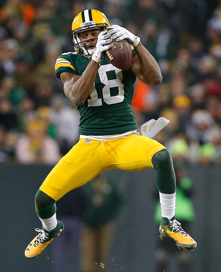 Green Bay Packers wide receiver Randall Cobb pulls down pass for a first down.