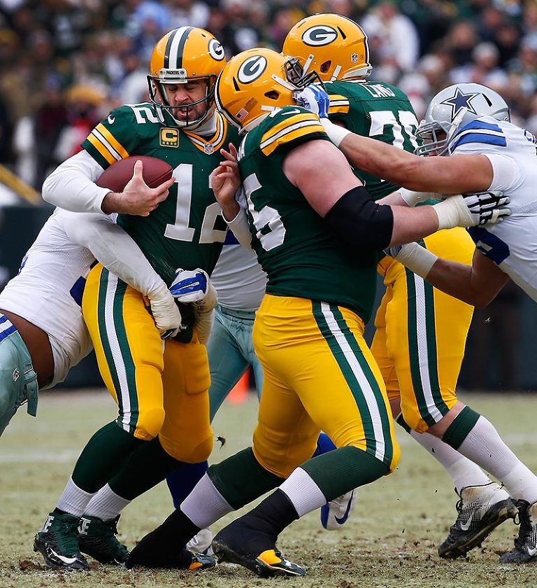 Dallas Cowboys defensive end Jeremy Mincey sacks Green Bay Packers quarterback Aaron Rodgers.