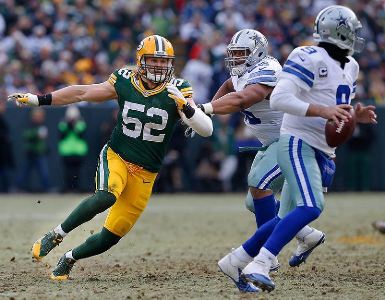 Green Bay Packers outside linebacker Clay Matthews pressures Dallas Cowboys quarterback Tony Romo.