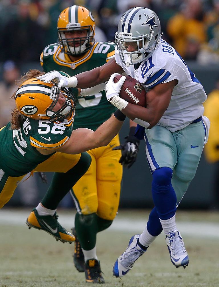 Green Bay Packers outside linebacker Clay Matthews tries to stop Dallas Cowboys running back Joseph Randle.