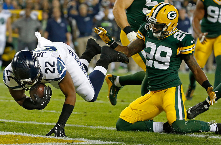 Seattle Seahawks running back Fred Jackson scores as Green Bay Packers cornerback Casey Hayward defends.