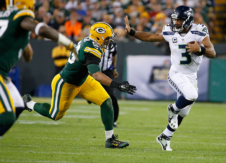 Green Bay Packers outside linebacker Nick Perry tries to defend Seattle Seahawks quarterback Russell Wilson.