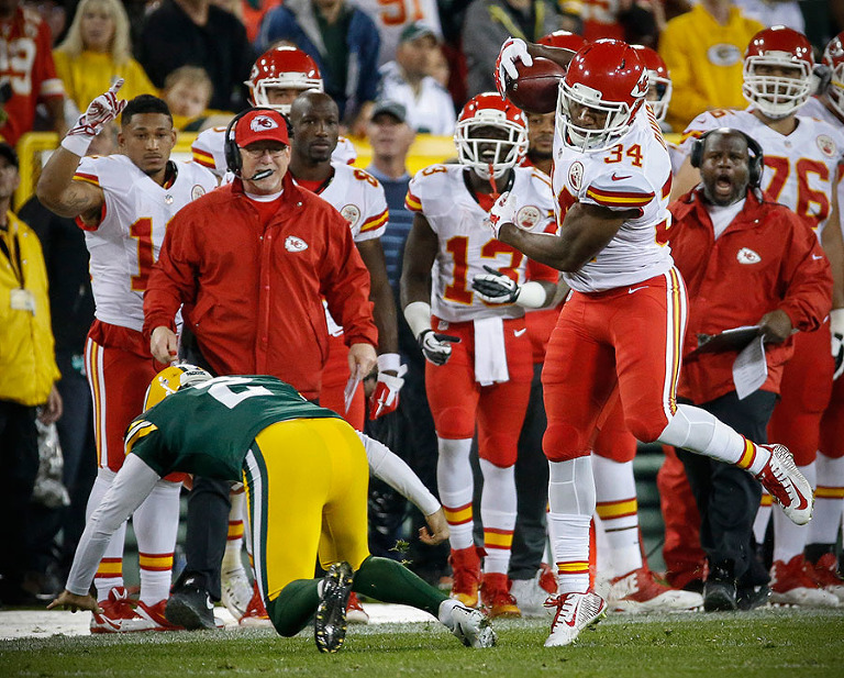 Kansas City Chiefs running back Knile Davis gets past the defense of Green Bay Packers free safety Ha Ha Clinton-Dix.