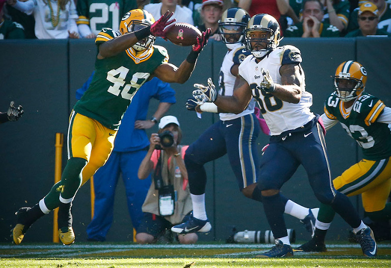 Green Bay Packers linebacker Joe Thomas breaks up a pass intended for St. Louis Rams tight end Lance Kendricks.