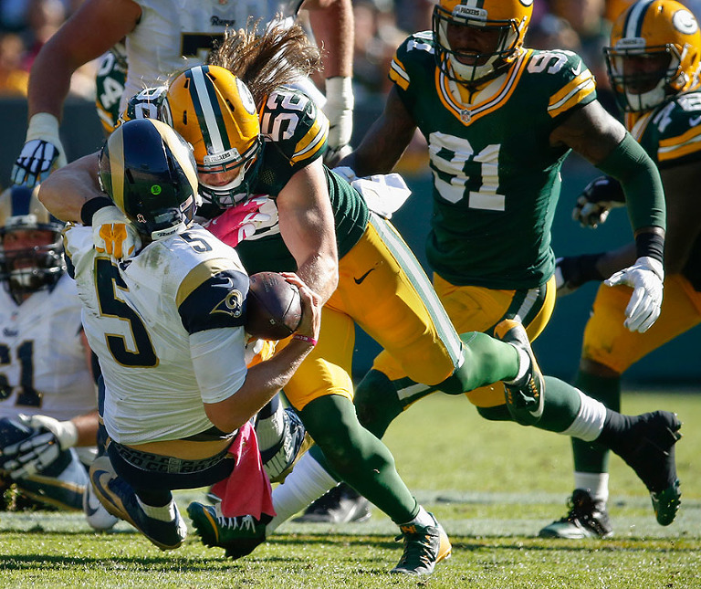 Green Bay Packers inside linebacker Clay Matthews sacks St. Louis Rams quarterback Nick Foles.