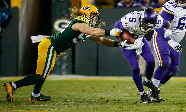 Green Bay Packers inside linebacker Clay Matthews tries to stop Minnesota Vikings quarterback Teddy Bridgewater.