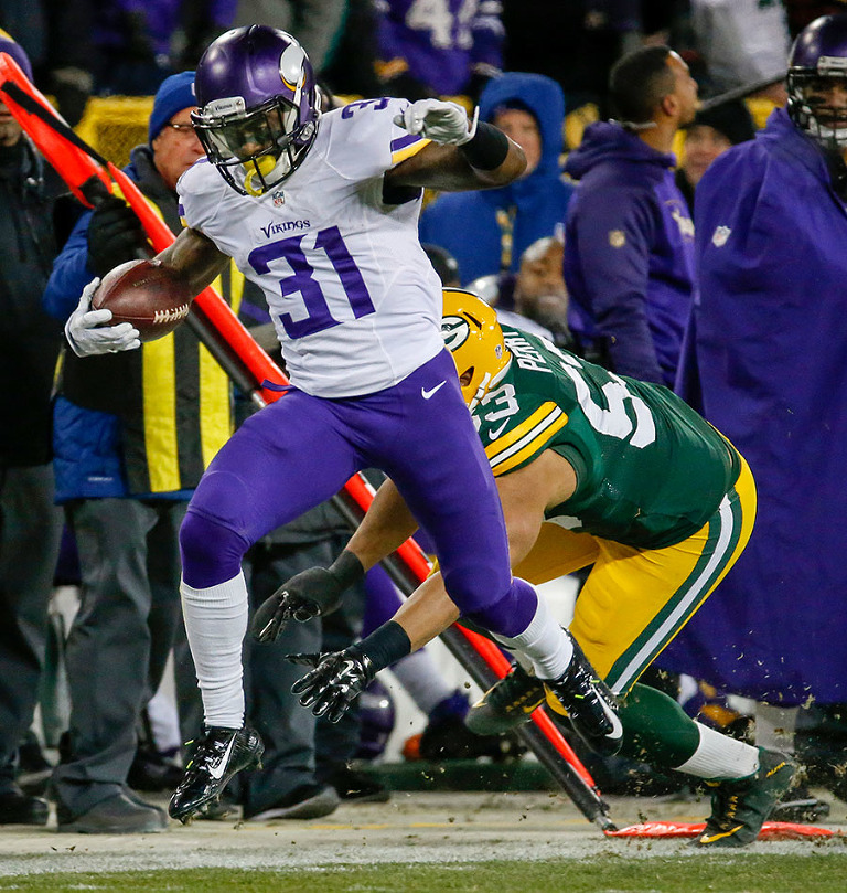 Green Bay Packers outside linebacker Nick Perry tries to stop Minnesota Vikings running back Jerick McKinnon.