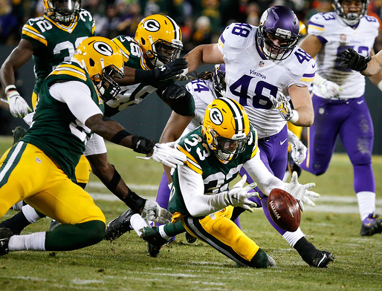 Green Bay Packers Micah Hyde recovers a Minnesota Vikings wide receiver Cordarrelle Patterson fumble on a kickoff return.