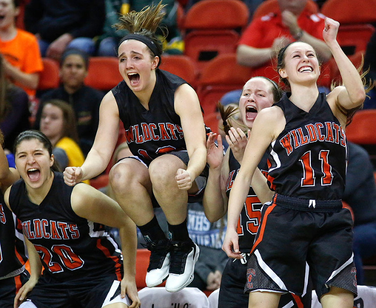 Verona celebrates after defeating Mukwonago 52-46 in the Division 1 finals.