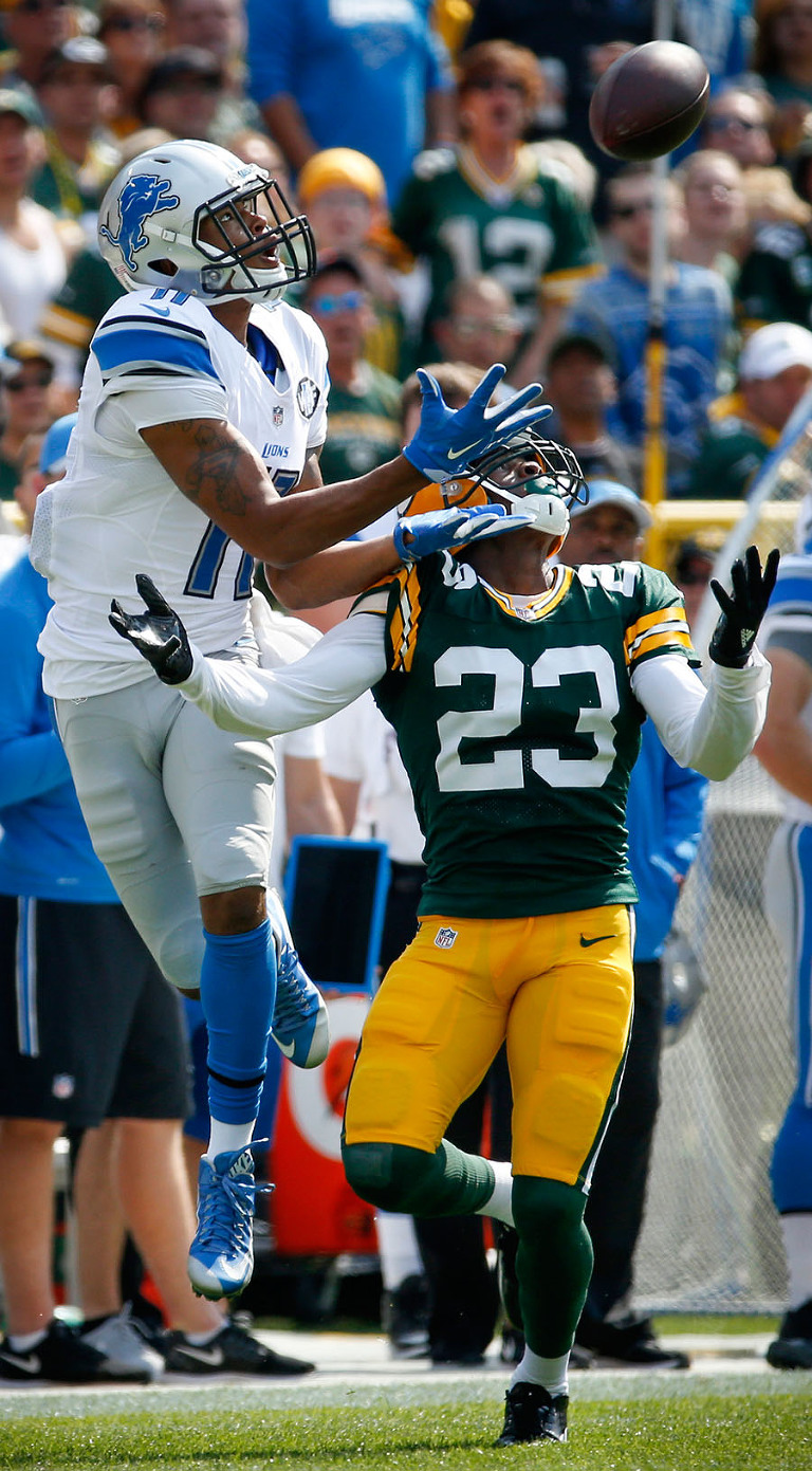 Detroit Lions wide receiver Marvin Jones pulls in a pass as Green Bay Packers free safety Ha Ha Clinton-Dix defends.