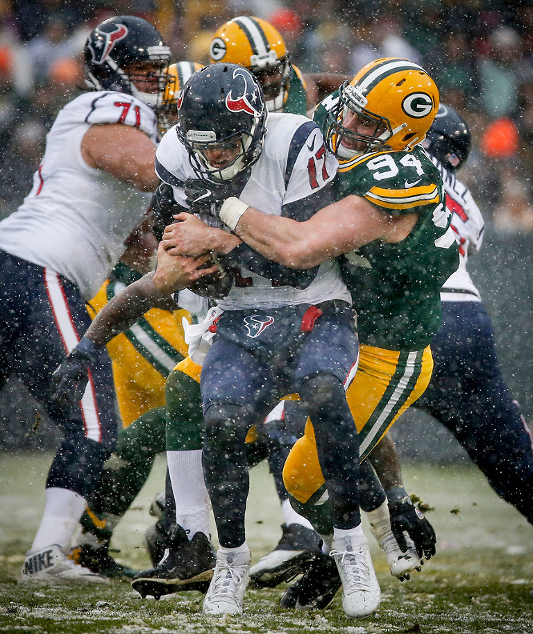 Green Bay Packers defensive end Dean Lowry sacked Houston Texans quarterback Brock Osweiler.